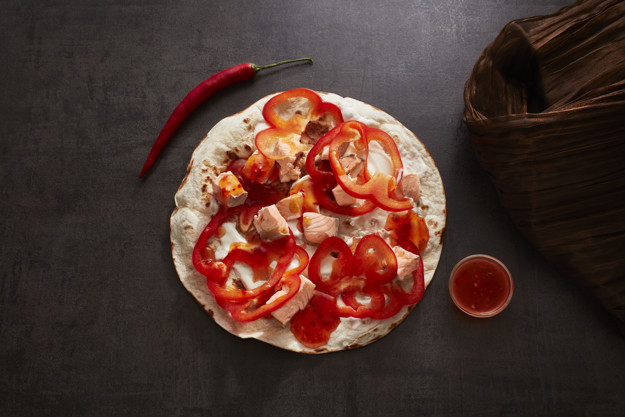 Wraps med lax och sweet chilisås.