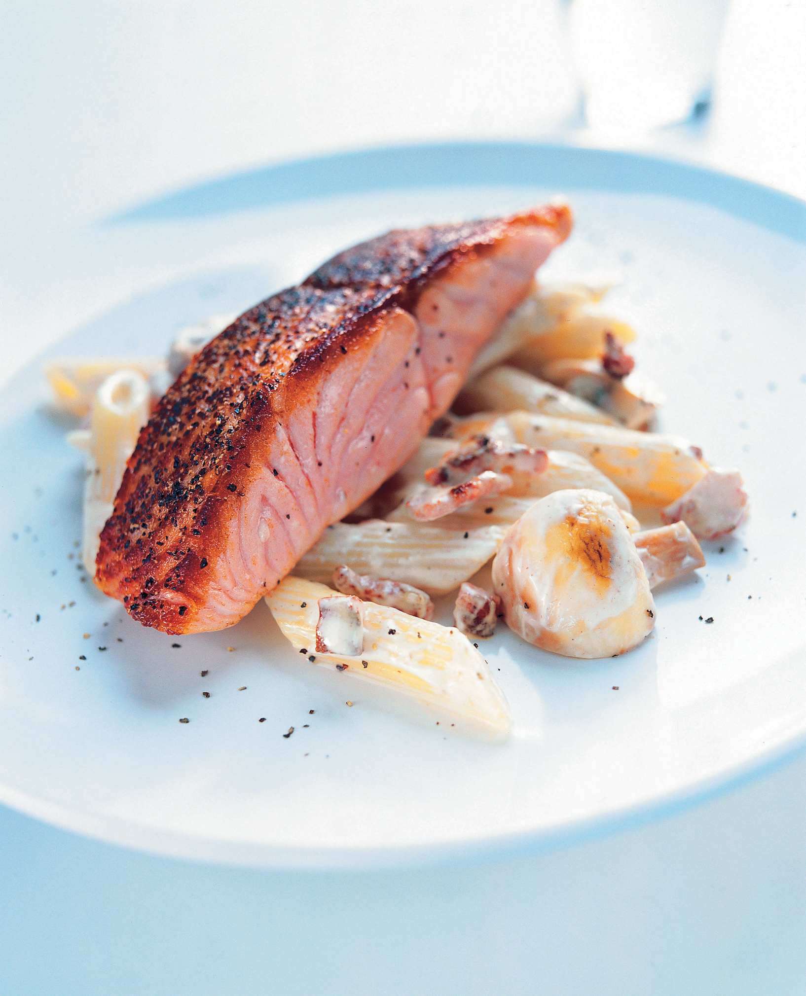 Sıcak Somon Fümeli Kremalı Mantar Soslu Makarna