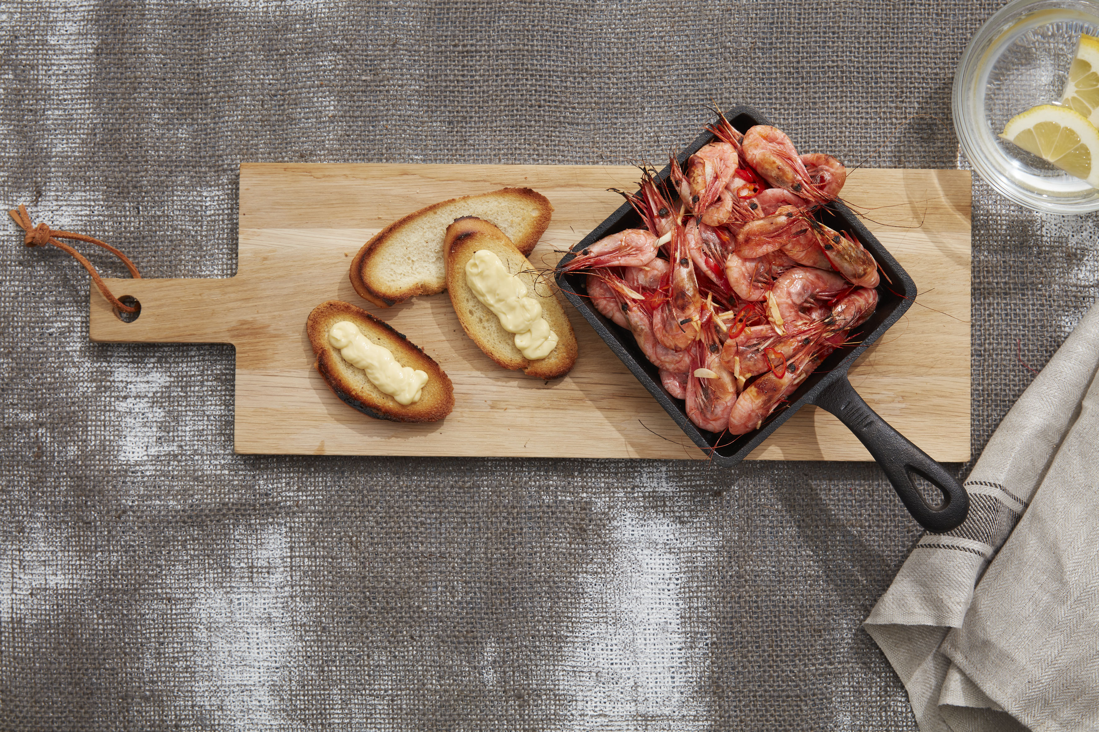 Chilimarinerte reker med stekt brød og majones