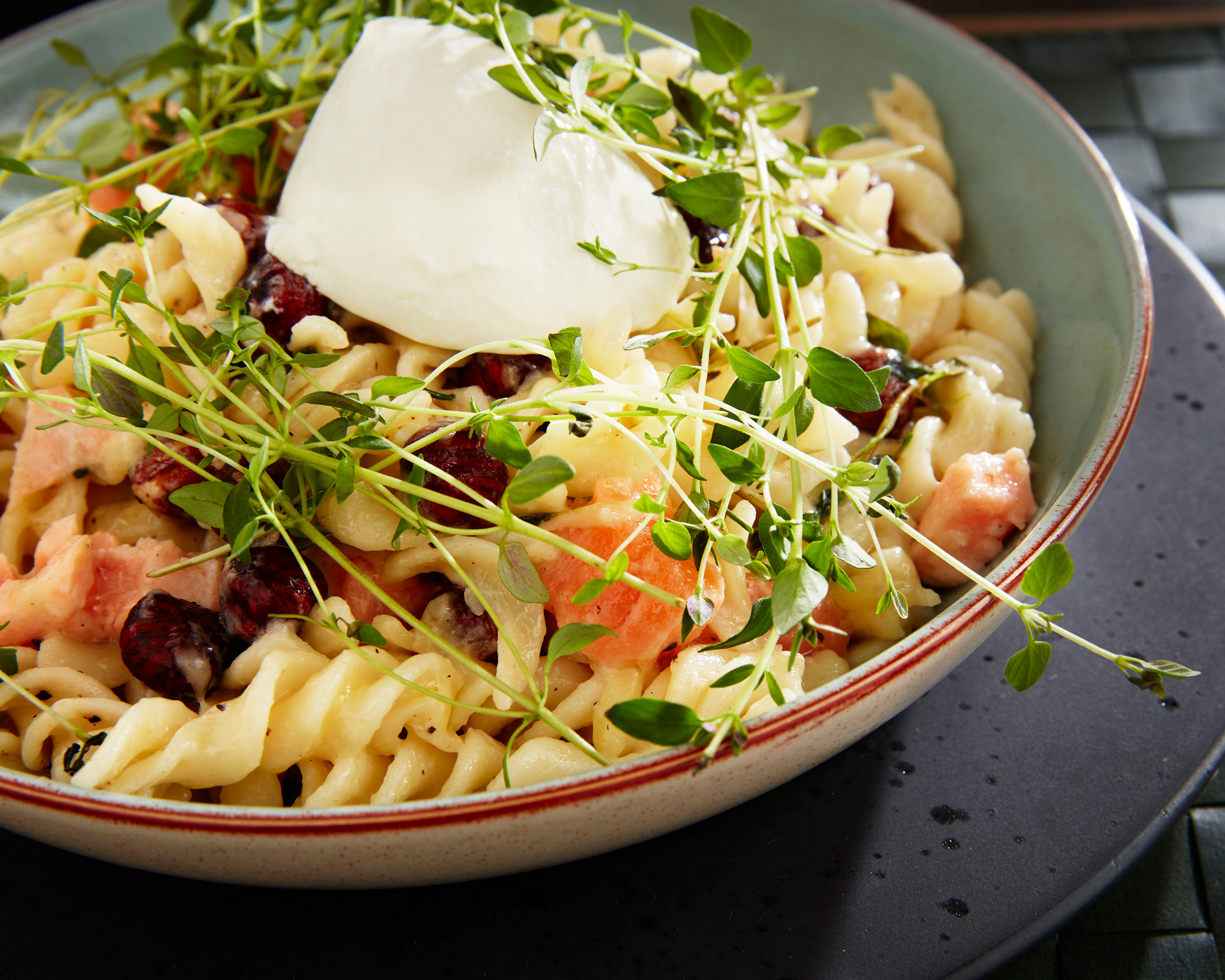 Laks med pastaskruer, timian og Jarlsberg