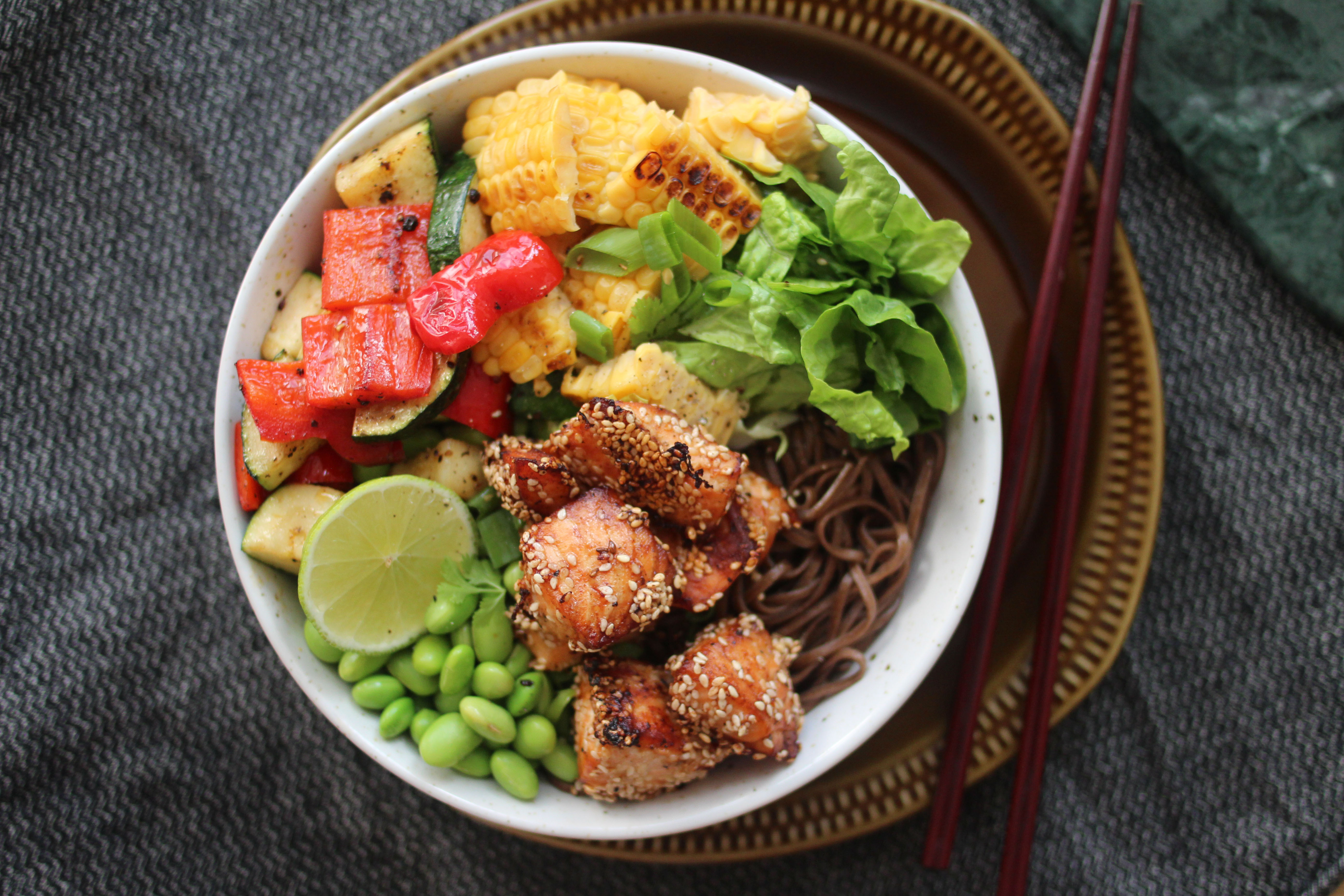 Laks med sesamfrø og nudler